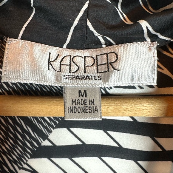 Kasper Separates Satin Zigzag Lines Print with Tie Top – Size M - Picture 4 of 6